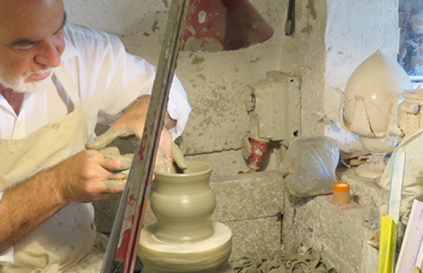伝統陶器が人気の芸術の街、グロッターリエ